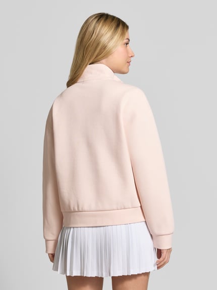 Frauenmodel trägt Relaxed Fit Troyer aus Baumwoll-Mix von Lacoste in zartem Rosa mit glatter Struktur, Damen Sweatshirt, Ganzkörperansicht Rückansicht.