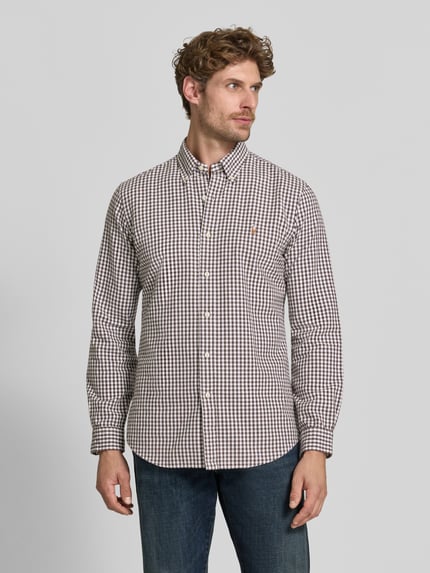 Männermodel trägt Custom Fit Freizeithemd aus reiner Baumwolle von Polo Ralph Lauren in Braun-Weiß kariert, Ganzkörperansicht von vorne.