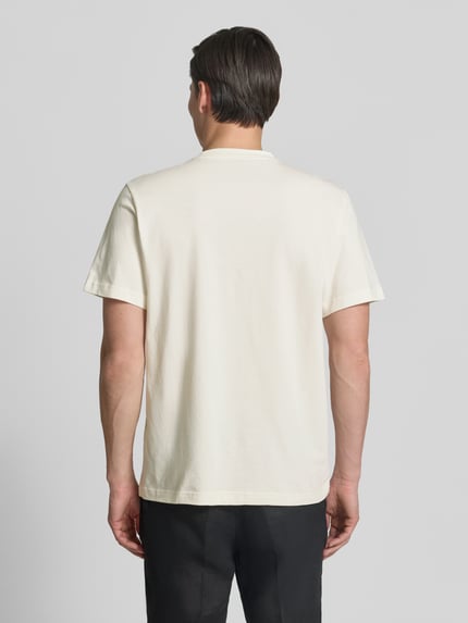 Männermodel trägt Regular Fit T-Shirt aus reiner Baumwolle Modell 'HASPEN' von SELECTED HOMME, Optik: Unifarben, Jersey, Ganzkörperansicht Rückansicht.