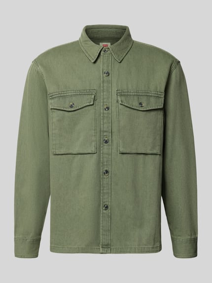 Produktfoto, Loose Fit Jeanshemd aus reiner Baumwolle von Levi's®, olivegrün, sichtbare Knöpfe, strukturierte Oberfläche, schlichter Hintergrund