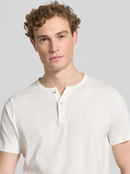 Mannenmodel draagt T-shirt met korte knoopsluiting van Lerros, puur katoen, recht model, ronde hals, logostitching, Nahaufnahme Oberkörper.