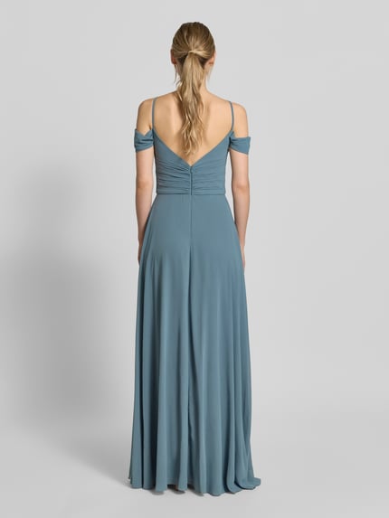 Vrouwenmodel draagt Maxikleid im Off-Shoulder-Look mit Gehschlitz van Mascara in blauw, A-lijn, drapering, loopsplit, ruglengte maat 36: 128 cm, borstwijdte maat 36: 33 cm, geheel van achteren