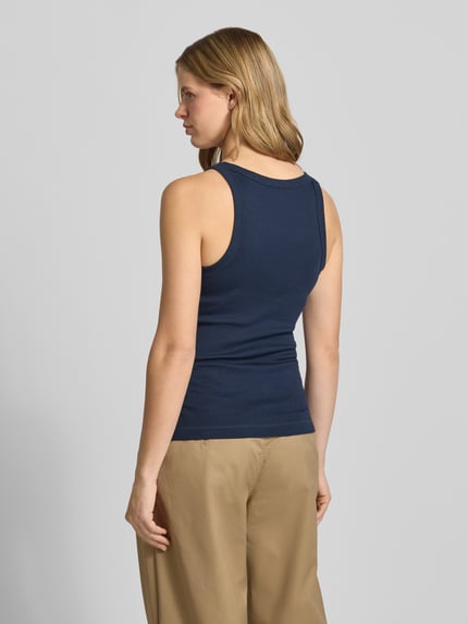 Frauenmodel trägt Slim Fit Tank Top aus Baumwoll-Mix von Marc O'Polo Denim in Optik: Unifarben, schmale Träger, Feinripp, Ganzkörperansicht Rückansicht.
