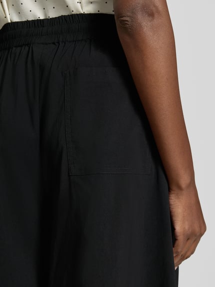 Vrouwenmodel draagt Bermudas met wijd been model 'Jules' van FREE/QUENT, zwarte viscose-mix, elastische tailleband, detailopname achterkant