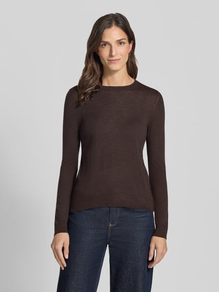 Frauenmodel trägt Pullover aus Wolle mit Feinstrickstruktur von BOSS, unifarben mit Struktur, Regular Fit, Rundhals, Ganzkörperansicht von vorne