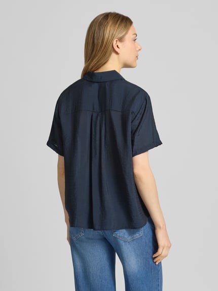 Vrouwenmodel draagt Relaxed Fit Blouse uit modal-mix met zijde-aandeel model 'MINA' van Samsøe Samsøe, donkerblauw, halve mouw, ruglengte 62 cm, hemdkraag, textuur licht glanzend, detailopname rugaanzicht.