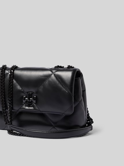 Produktfoto, Shoulder Bag in Stepp-Optik von Tory Burch, czarna skóra, efekt łańcuszka, detal z logo, zapięcie na magnes, szerokość w rozmiarze 1: 23 cm, długość w rozmiarze 1: 16 cm, głębokość w rozmiarze 1: 8 cm, główna przegroda z klapką