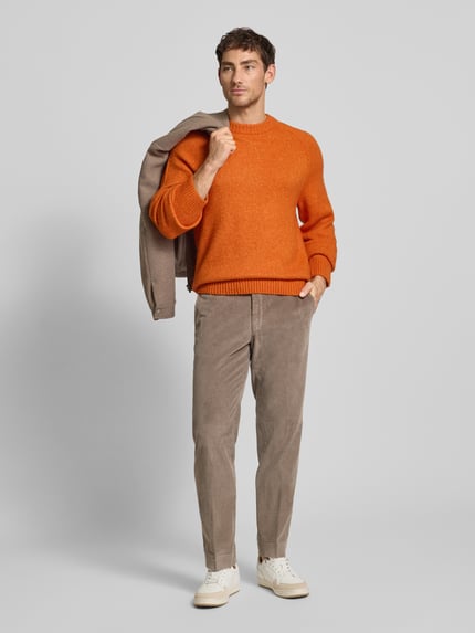 Männermodel trägt Cordhose mit Gesäßtaschen Modell 'PARMA' von Hiltl aus reiner Baumwolle, Gerader-Schnitt, Ganzkörperansicht von vorne.