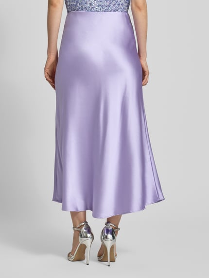 Vrouwenmodel draagt Midirock aus Satin Modell 'Fabiola' van GUIDO MARIA KRETSCHMER WOMAN in lichtpaars met glanzende satijnstructuur, lichaamsnauwsluitende fit, elastische mix, volledige lengte, totale lengte 87 cm, bundwijdte 36 cm bij maat 36, volledig zicht van achteren.
