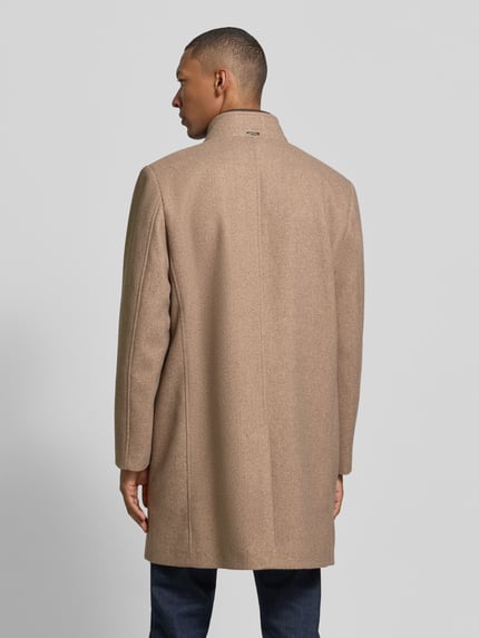Męski model nosi Regular Fit Mantel mit Stehkragen und Eingrifftaschen od ROY ROBSON, beżowy, krój regular fit, stójka, listwa guzikowa, wpuszczane kieszenie, długość tyłu w rozmiarze 50: 96 cm, szerokość ramion w rozmiarze 50: 45 cm, szerokość klatki piersiowej w rozmiarze 50: 47 cm, długość rękawów w rozmiarze 50: 67 cm, pełny widok z tyłu.