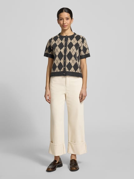 Vrouwenmodel draagt Relaxed Fit Wide Leg Jeans uit zuiver katoen model 'GESTO' van Marc O'Polo in effen kleuren, enkellengte, 5-pocketmodel, labelpatch, labeldetail, riemlussen, knoop- en ritssluiting, twill materiaalverwerking, voorkant volledig lichaam.