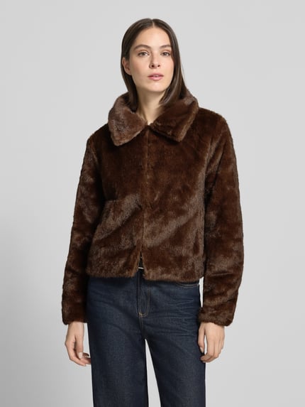 Frauenmodel trägt Teddyjacke mit Umlegekragen von ZABAIONE, braune Webpelzjacke, unifarben, Cropped, langarm, abgerundet, Ganzkörperansicht von vorne