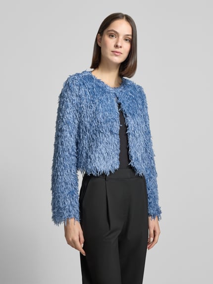 Frauenmodel trägt Cropped Jacke mit Federn von Christian Berg Woman Selection in Hellblau, strukturierte Oberfläche, Ganzkörperansicht von vorne.