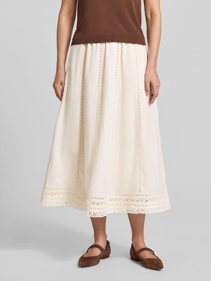 Frauenmodel trägt Ausgestellter Maxi-Rock aus reinem Leinen von Weekend Max Mara, Optik: Unifarben, Regular-Fit, Lochstickerei, Bundabschluss: elastisch, Materialverarbeitung: Flammgarn, Material: Leinen, Ganzkörperansicht von vorne.