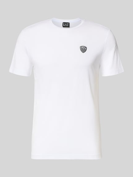 Produktfoto, T-Shirt aus Viskose-Mix mit Label-Patch von EA7 Emporio Armani in Weiß, Slim-Fit, Rundhalsausschnitt, Stretch-Anteil, glatte Struktur.