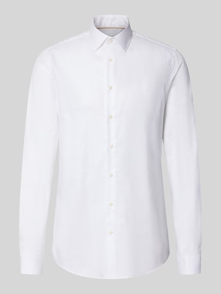 Produktfoto, weißes Slim Fit Businesshemd mit extra langem Arm von Jake*s, glatter Stoff, klassische Knopfleiste, neutraler Hintergrund.