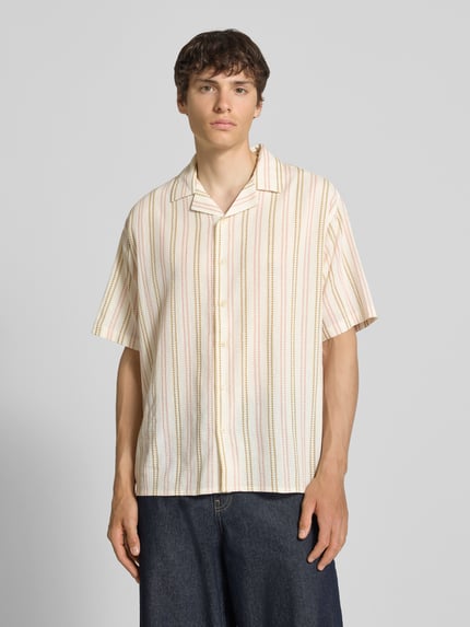 Männermodel trägt Regular Fit Freizeithemd mit Reverskragen Modell 'HOWIE' von Redefined Rebel, Allover-Look, Reine Baumwolle, Nahaufnahme Oberkörper.