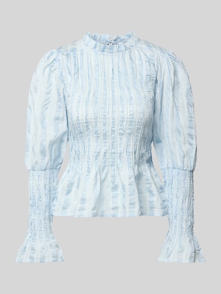 Produktfoto, Bluse in tailliertem Schnitt mit Smok-Details Modell 'RAVA' von YAS, hellblau-weiß gestreift, strukturierte Viskose-Mix-Oberfläche