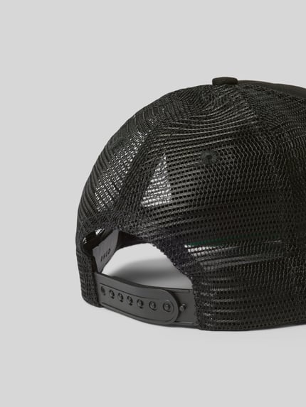 Produktfoto, schwarze Trucker Cap mit Mesh-Rückseite, Steppnähte, verstellbarer Riegel, Label-Print von RHUDE, Rückansicht