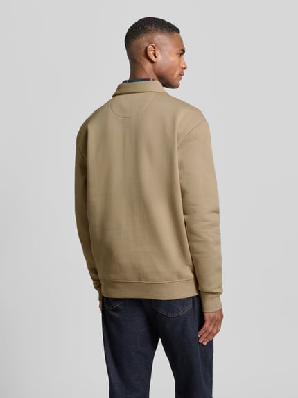 Männermodel trägt Poloshirt mit gerippten Abschlüssen von MCNEAL, Baumwoll-Mix, lockerer Schnitt, Ganzkörperansicht Rückansicht.