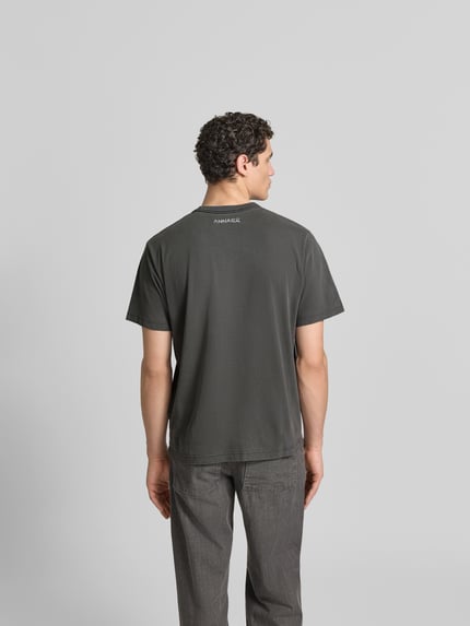 Mannenmodel draagt Relaxed Fit T-Shirt uit puur katoen van ANNARR, grijs, ronde hals, labelprint, korte mouwen, rugaanzicht, ganzekörperopname.