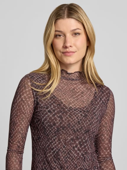Frauenmodel trägt Semitransparentes Longsleeve mit Stehkragen von zero, Stretch-Material, schlangenähnliches Muster, Nahaufnahme Oberkörper.