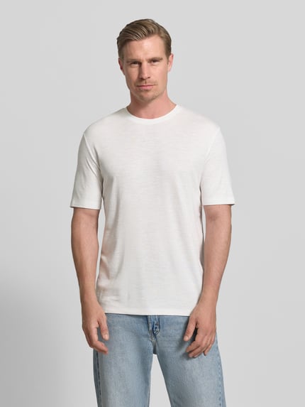 Männermodel trägt Regular Fit T-Shirt aus Lyocell-Leinen-Mix Modell 'DULEROSTEE' von HUGO, weiß, unifarben, Nahaufnahme Oberkörper.