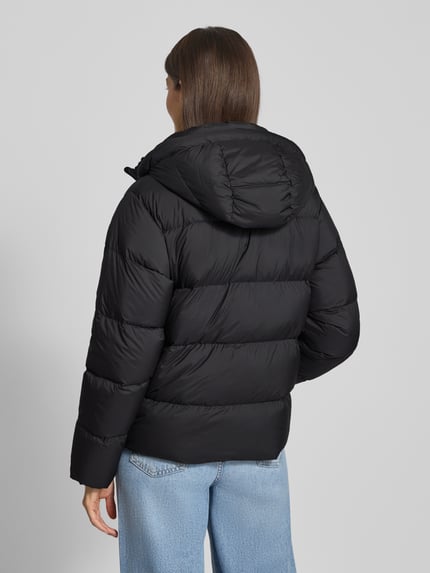 Tommy Hilfiger Kurtka puchowa o kroju slim fit z aplikacją z logo BLACK 5