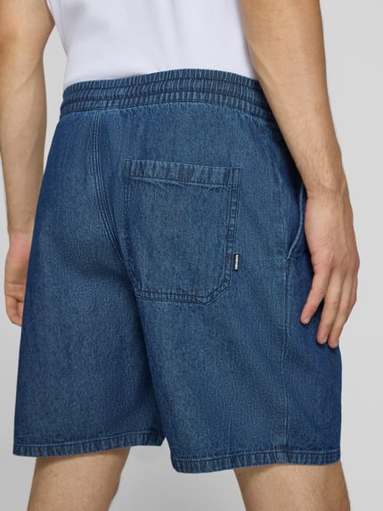 Männermodel trägt Shorts mit elastischem Bund von REVIEW in Blau, reine Baumwolle, Regular Fit, Rückansicht, Detailaufnahme.