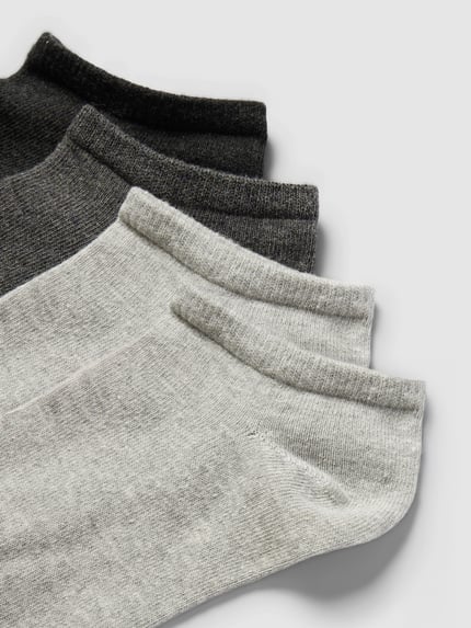 Produktfoto, Sneakersocken mit Stretch-Anteil im 4er-Pack von s.Oliver RED LABEL aus Baumwollmischung in Grau- und Schwarztönen, unifarben, feine Struktur, sichtbare elastische Bündchen, Label-Details