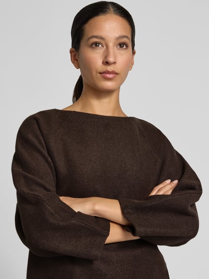Frauenmodel trägt Sweatshirt mit U-Boot-Ausschnitt Modell 'Gusera' von OPUS, unifarben braun, Raglanärmel, Nahaufnahme Oberkörper.