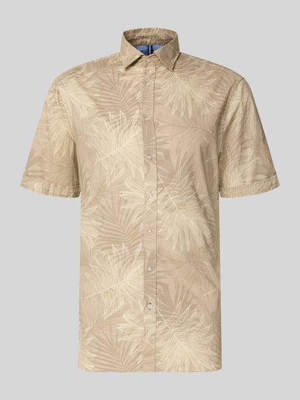 Produktfoto, Slim Fit Freizeithemd mit Kentkragen von Christian Berg Men aus reiner Baumwolle, Allover-Blättermuster in Beige-Tönen