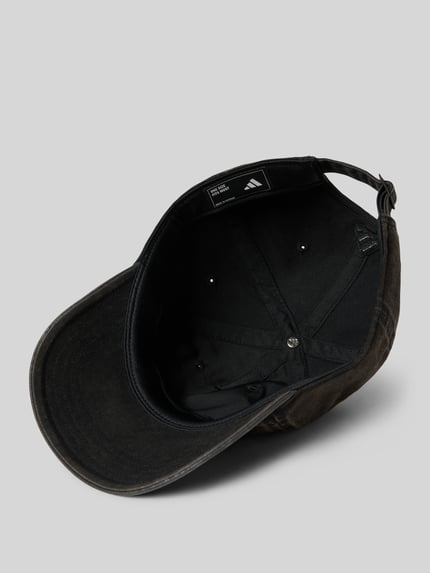 Produktfoto, schwarze Basecap mit Label-Detail von adidas Sportswear aus reiner Baumwolle, verstärkter Schirm, eingestickte Luftlöcher, verstellbarer Verschluss