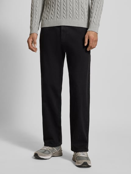 Männermodel trägt Baggy Fit Jeans mit Knopfverschluss von REVIEW in Schwarz, 5-Pocket-Design, Nahaufnahme Oberkörper.