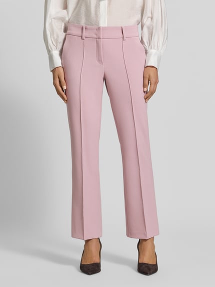 Frauenmodel trägt Regular Fit Schmale Hose mit Viskose-Baumwoll-Anteil Modell 'FARAH' von CAMBIO, hellrosa, glatte Struktur, Ganzkörperansicht von vorne, Damen Schmale Hose von CAMBIO.