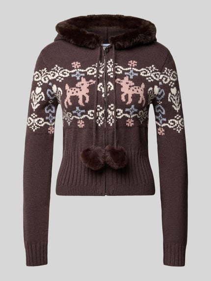 Produktfoto, Strickjacke im Allover-Look Modell 'ECLAIR' von DAISY STREET, Braun mit Kunstfellkapuze, Reißverschluss, Bommel, Slim Fit, florale und Rentiermuster, grobe Stricktextur, Vorderansicht, Damenmode