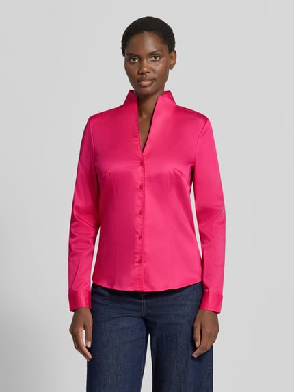 Frauenmodel trägt Regular Fit Hemdbluse aus Baumwoll-Mix von Christian Berg Woman in Pink, Stehkragen, tailliert, Ganzkörperansicht von vorne.