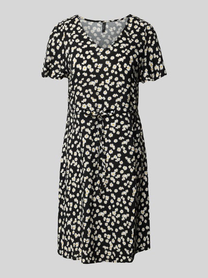 Produktfoto, Tailliertes Freizeitkleid aus reiner Viskose Modell 'EASY JOY' von Vero Moda mit Allover-Muster in Schwarz-Weiß.