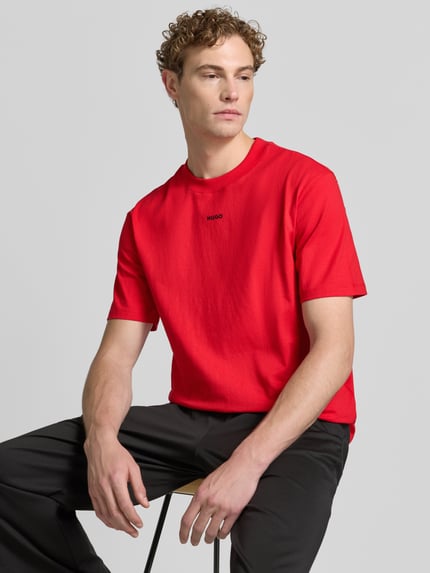 Männermodel trägt leuchtend rotes Regular-Fit Herren T-Shirt aus reiner Baumwolle Modell 'DAPOLINO' von HUGO, Nahaufnahme Oberkörper.