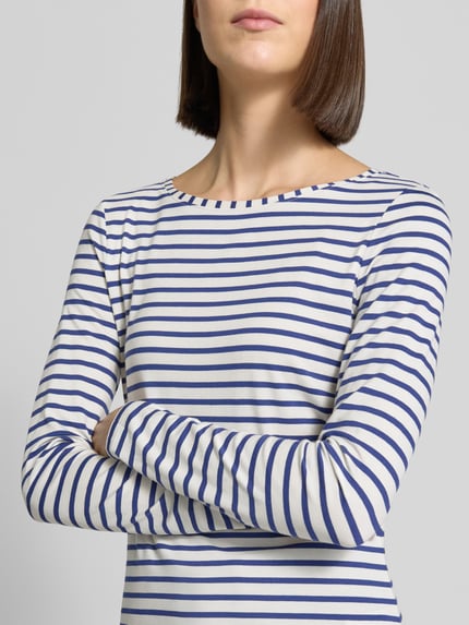 Frauenmodel trägt Regular Fit Langarmshirt aus Baumwoll-Modal-Mix von Oui, Streifen-Muster, Rundhalsausschnitt, Nahaufnahme Oberkörper.