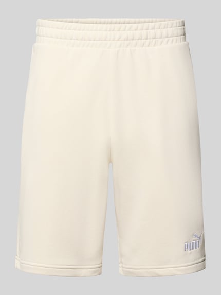 Produktfoto, Shorts mit Label-Stitching von PUMA PERFORMANCE im Baumwoll-Mix, regular fit in Creme mit elastischem Bund und Logo-Detail.