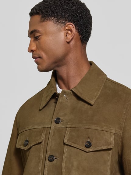 Männermodel trägt Regular Fit Lederjacke aus echtem Ziegenleder Modell 'THOM' von Selected in Olivgrün, Nahaufnahme Oberkörper, Herren Leder- / Kunstlederjacke von Selected.