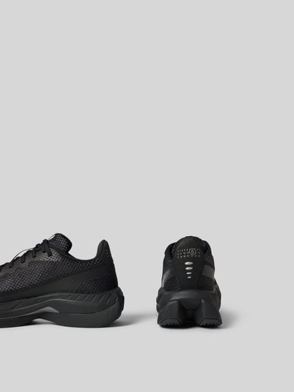 Produktfoto, Sneaker mit Schnürverschluss von MM6 Maison Margiela, czarny kolor, zaokrąglony kształt, label-print, teksturowana podeszwa