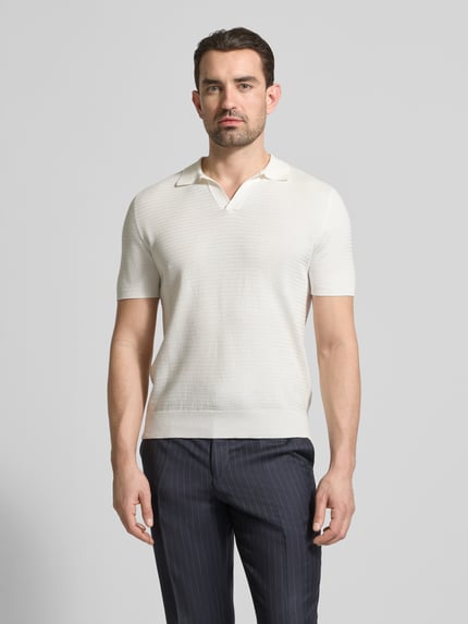 Männermodel trägt Regular Fit Poloshirt mit V-Ausschnitt von Manuel Ritz, Reine Baumwolle, Strickshirt, Rückenlänge 66 cm, Ganzkörperansicht von vorne.