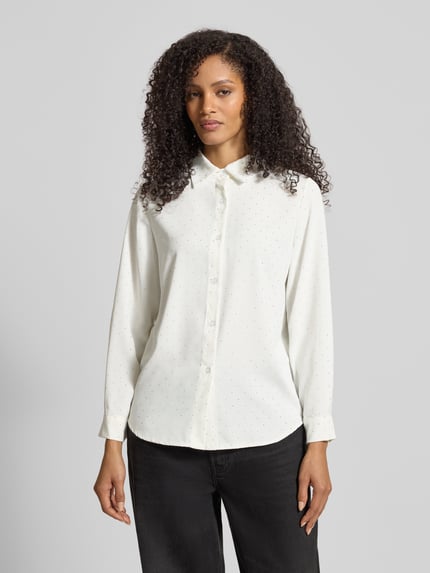 Frauenmodel trägt Regular Fit Bluse mit Ziersteinbesatz Modell 'Il44lenia' von ZABAIONE in Weiß mit Hemdblusenkragen und Knopfleiste, Ganzkörperansicht von vorne. Rückenlänge bei Größe S 69 cm, Ärmellänge bei Größe S 60 cm.