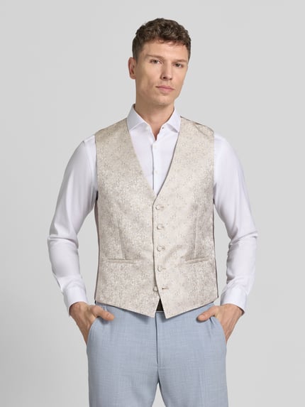 Männermodel trägt Weste mit V-Ausschnitt und Leistentaschen von Wilvorst in hellem Beige mit Knopfleiste, geradem Schnitt, Ganzkörperansicht von vorne.