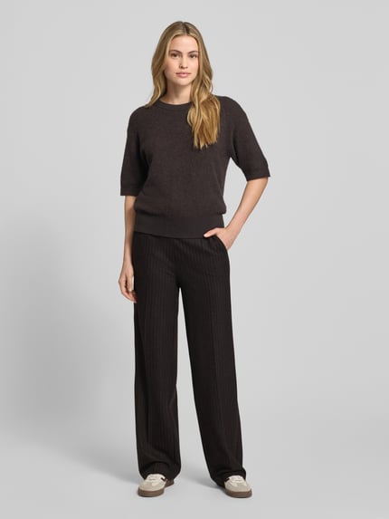 Vrouwenmodel draagt Stoffhose mit elastischem Bund Modell 'EVA' van Cambio, zwarte wijde broek met steekzakken, wolmix, frontaal vollichaamsaanzicht.