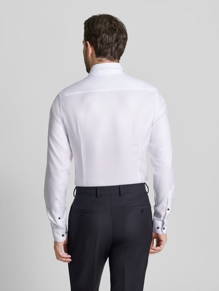 Männermodel trägt Slim Fit Businesshemd mit extra langem Arm von Jake*s in Weiß, glatter Baumwollstoff, Rückenansicht, Ganzkörperansicht.