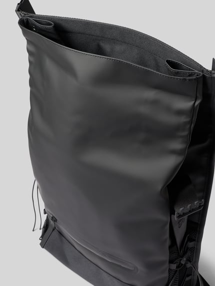 Produktfoto, glatte schwarze Oberfläche mit matter Textur, reduziertem Design und sichtbaren Nähten, Regular Fit Shorts aus Baumwoll-Leinen-Mix Modell 'LINUS' von Only & Sons, unifarben mit elastischem Bund und Label-Applikation, Eingrifftaschen und Gesäßtasche