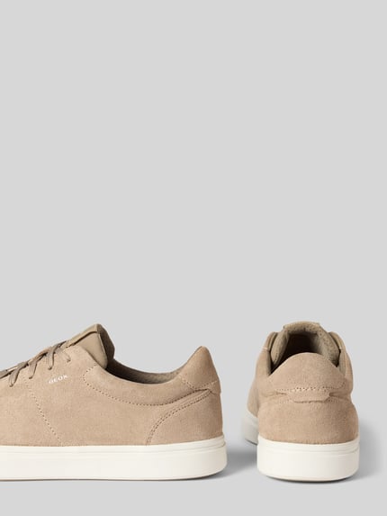 Produktfoto, Sneaker aus Leder mit Schnürung Modell 'BALTMOORE' von Geox in Beige mit abgerundeter Spitze, glatter Oberfläche und Label-Detail.